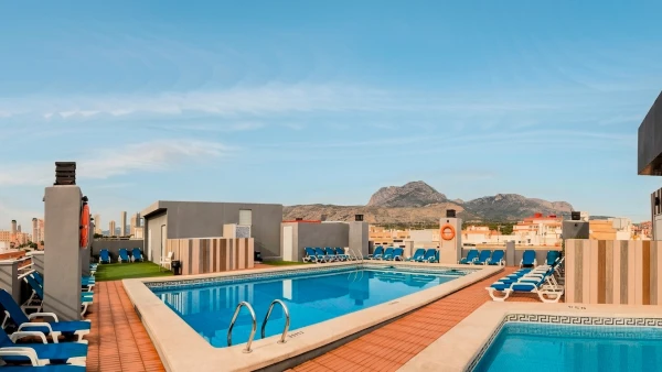 Imagen de Terraza, bar e piscina com vistas para mar e montanha: o plano perfeito